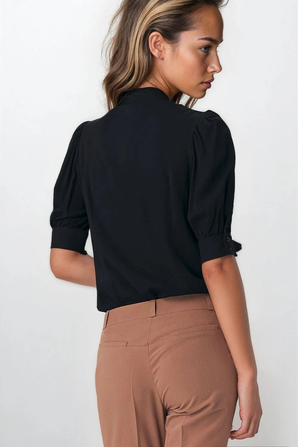 chemisier femme noir col lavallière nouée décolleté élégant manches bouffantes mi longues poignets boutonnés viscose fluide coupe cintrée