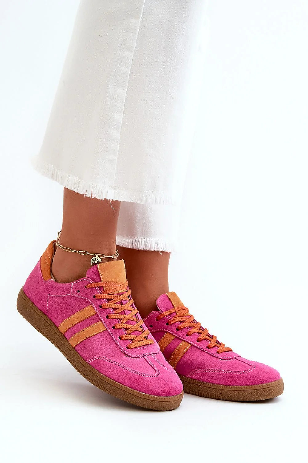 baskets basses femmes suède fuchsia orange lacets contrastants semelle gomme brune antidérapante bout rond col rembourré chaîne cheville dorée rétro