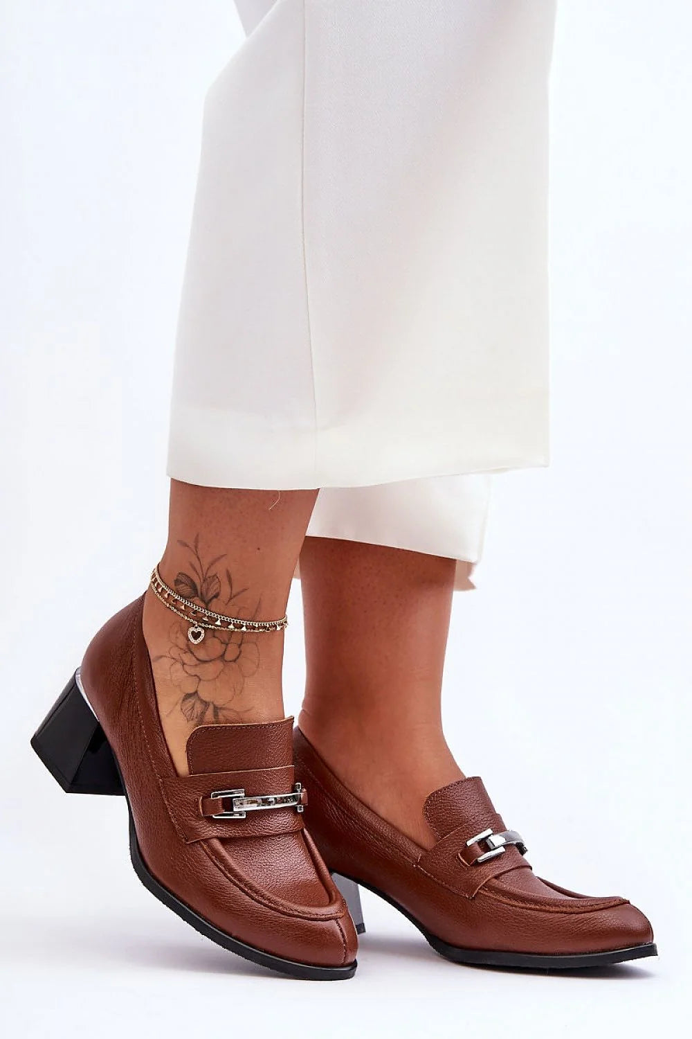 escarpins femme cuir marron grainé mocassin bout légèrement pointu bride mors argenté talon bloc semelle crantée confortable élégant