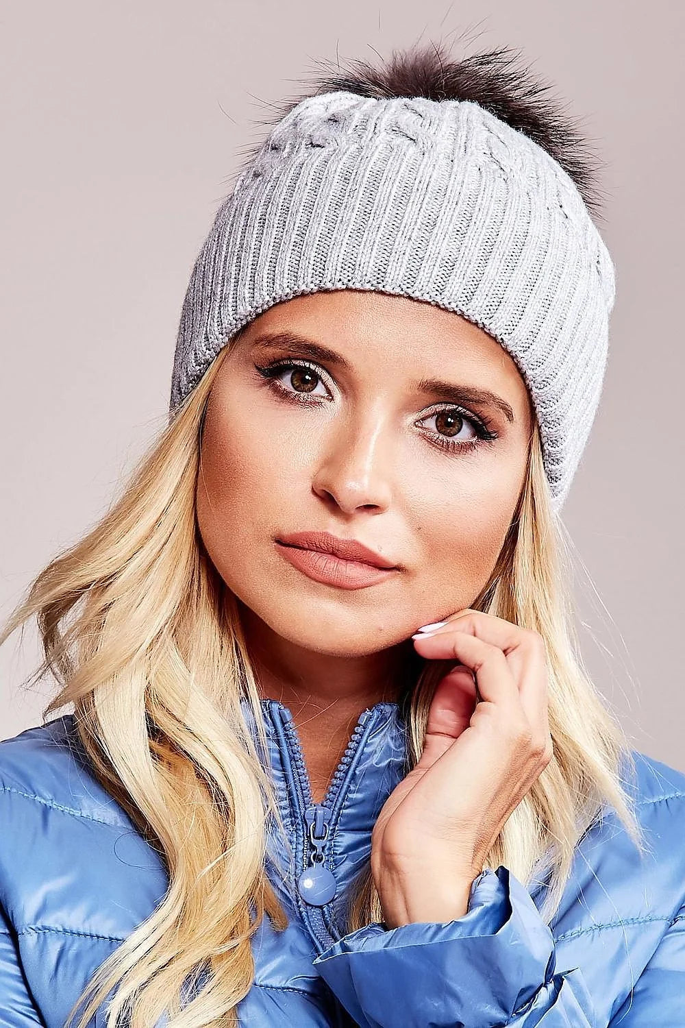 Bonnet d'hiver féminin chic bord côtelé large pompon moelleux acrylique coton cachemire mode hiver 2023 femme élégance intemporelle