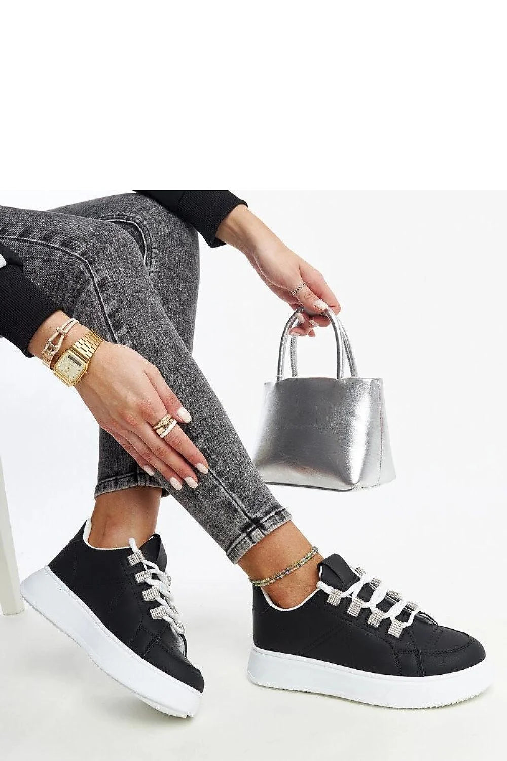 Baskets mode femmes design moderne épuré silhouette classique faible hauteur profil arrondi devant semelle épaisse amorti confort matériau synthétique durabilité entretien facile