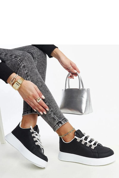 Baskets mode femmes design moderne épuré silhouette classique faible hauteur profil arrondi devant semelle épaisse amorti confort matériau synthétique durabilité entretien facile