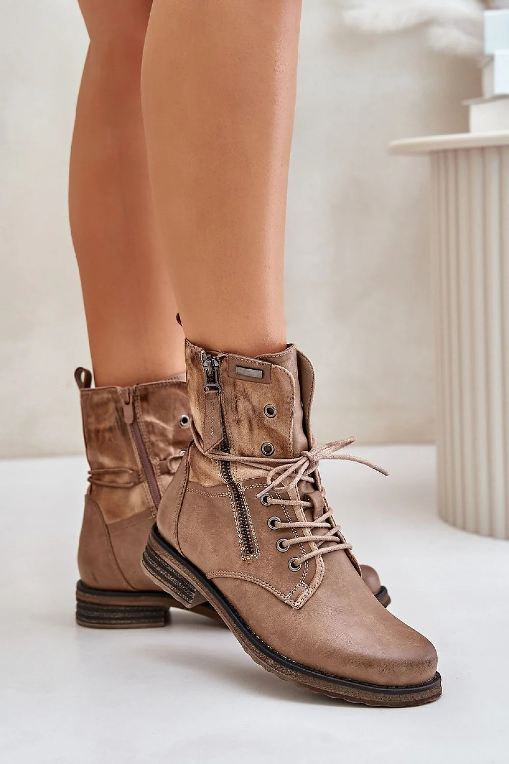 Bottines pour femmes en cuir beige taupe, style combat, fermeture éclair latérale, lanières métalliques, semelle épaisse, doublure en shearling