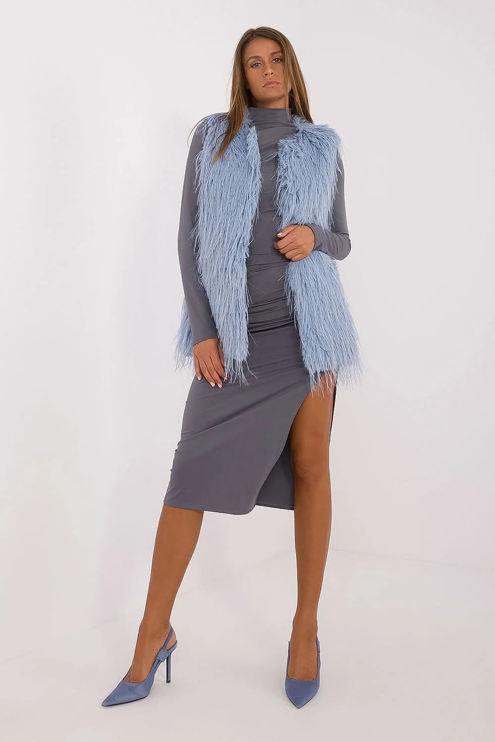 Ensemble robe et gilet mode féminine moderne sophistiqué robe moulante midi manches longues col montant gilet texture fourrure imitation sans manches bleu pâle femme