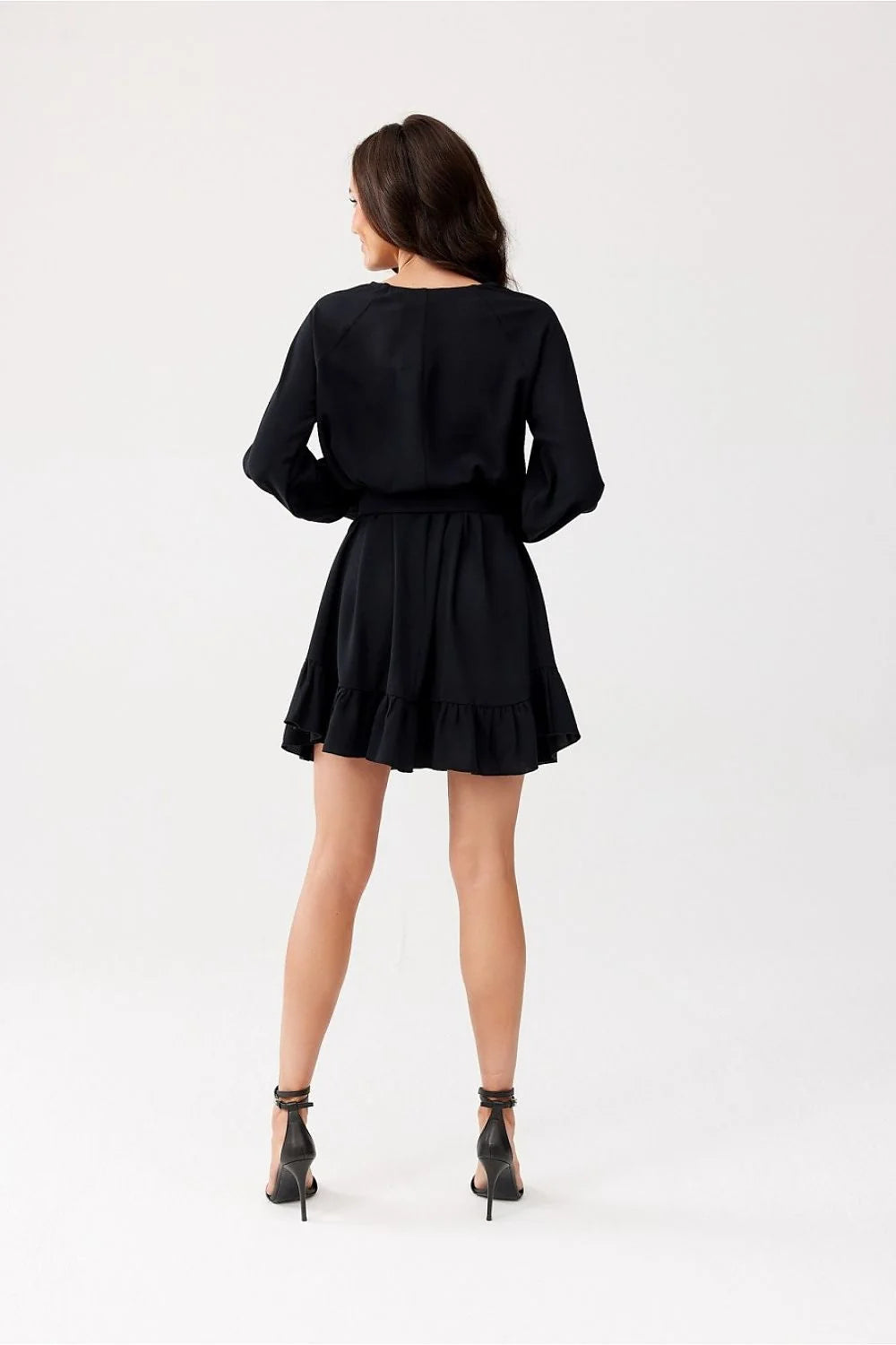 robe noire élégante courte fluide trapèze manches longues poignets froncés cintrée taille ceinturée boucle dorée volants polyvalente chic sophistiquée
