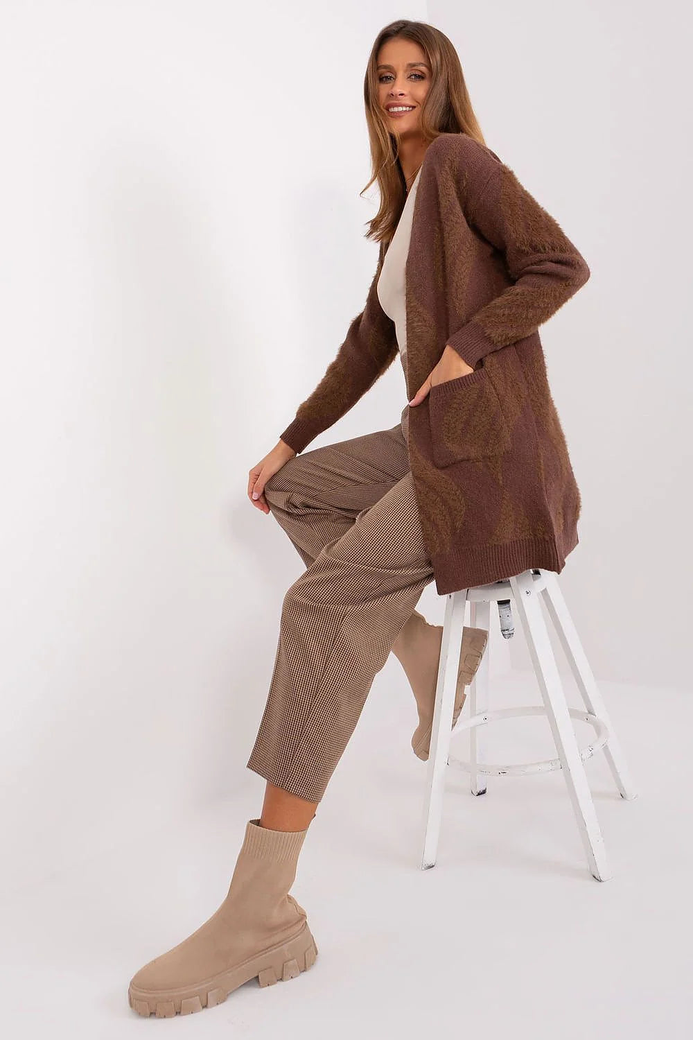 Cardigan femme design décontracté ouvert longues manches coudes côtelées tissu doux matériau mixte style casual usage quotidien et soirées froides
