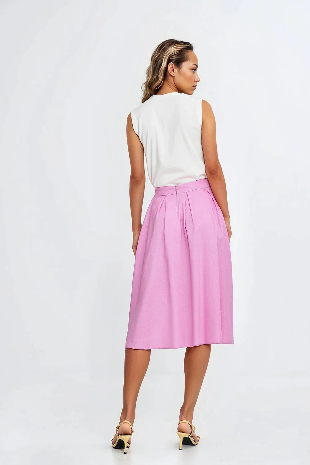Tenue féminine élégante composée d'un haut sans manches et d'une jupe mi-longue rose vif
