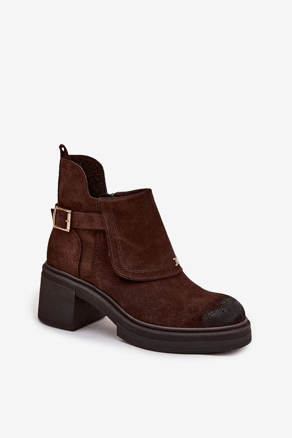 bottines cheville femme daim naturel marron talon bloc moyen semelle plateforme crantée noire bride boucle dorée rabat frontal fermeture latérale