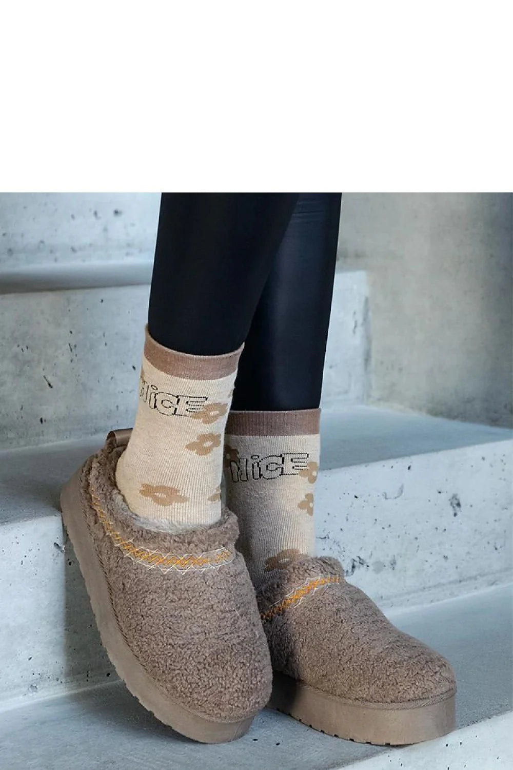 Chaussons femmes confort style mocassin tissu bouclé beige coton floral intérieur extérieur intemporel mode