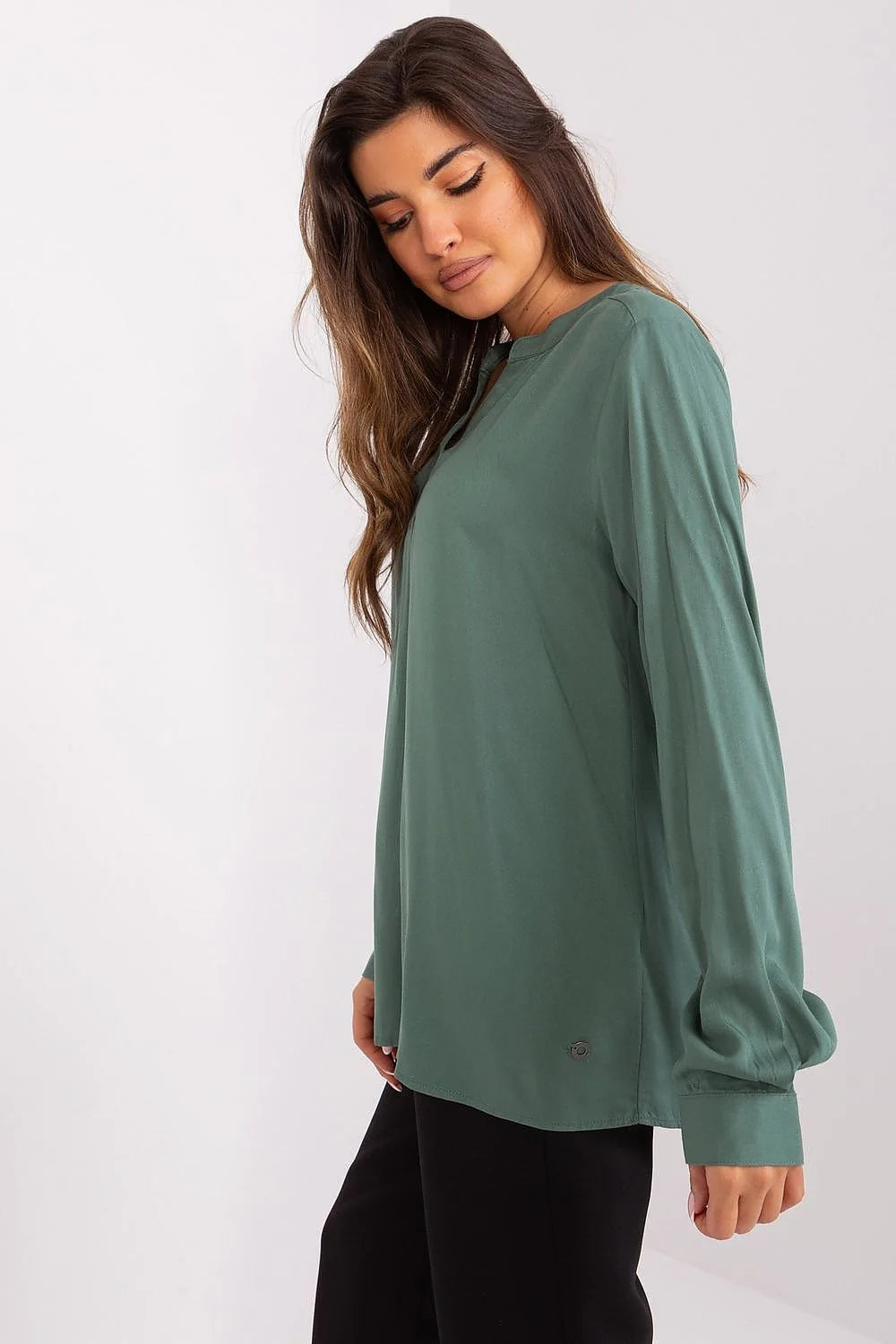 Tunique fluide élégante pour femmes en vert doux, manches longues amples, encolure en V, coupe droite, matière légère, finitions minimalistes, style décontracté et professionnel