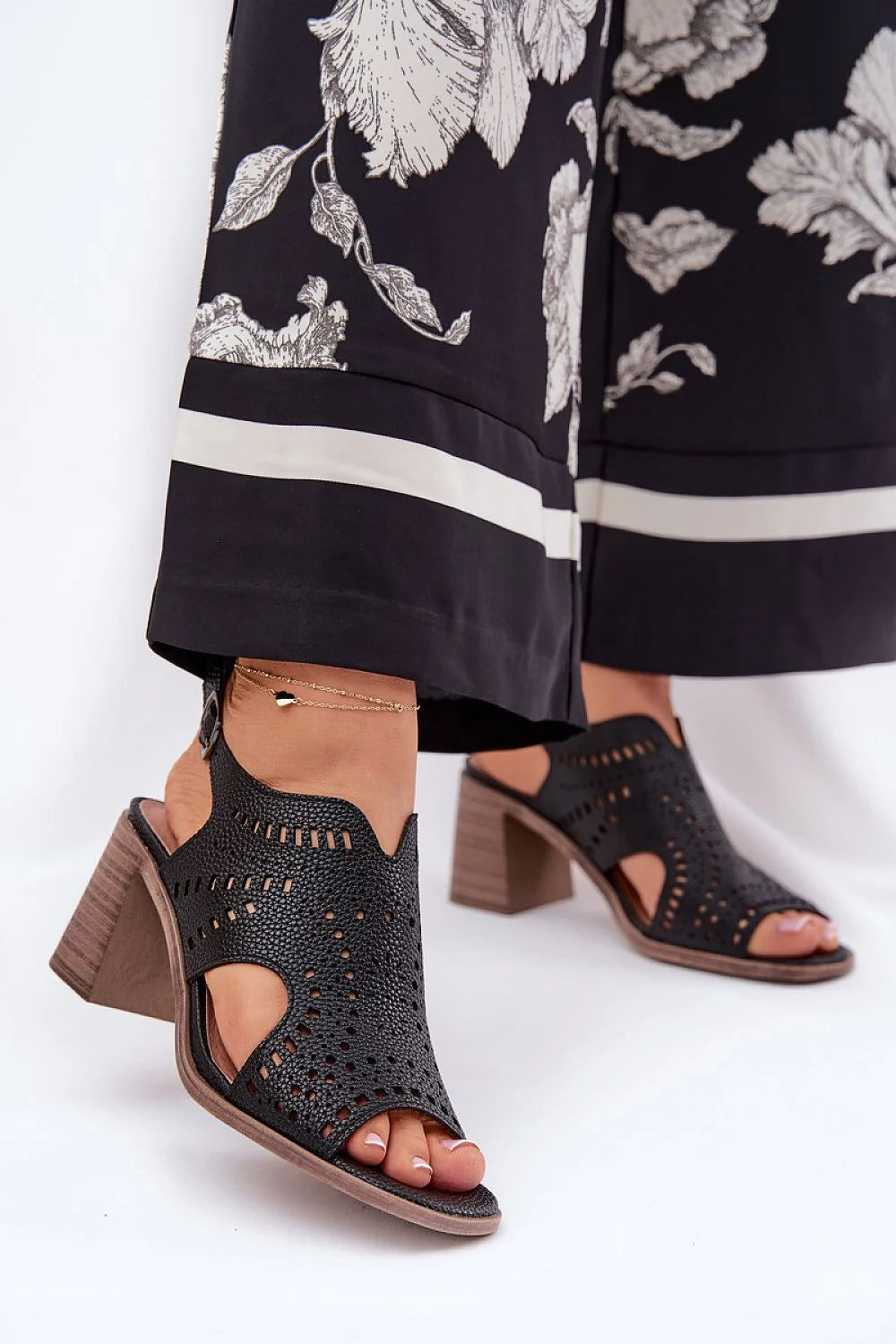 sandales talon bloc moyen noires cuir grainé perforées découpes ajourées bride réglable boucle maintien semelle effet bois confortables élégantes