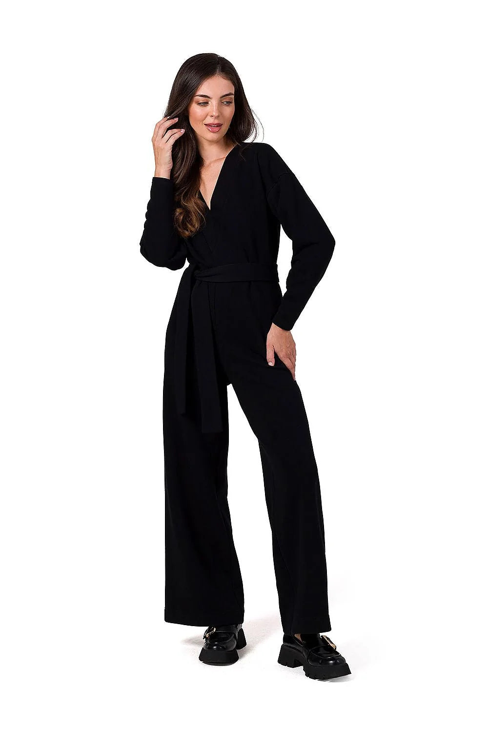 Combinaison Be Wear élégante pour femme, design minimaliste, noire, coupe fluide, ceinture ajustable, jambes larges, encolure en V, matériau doux et extensible, polyvalente pour toutes occasions