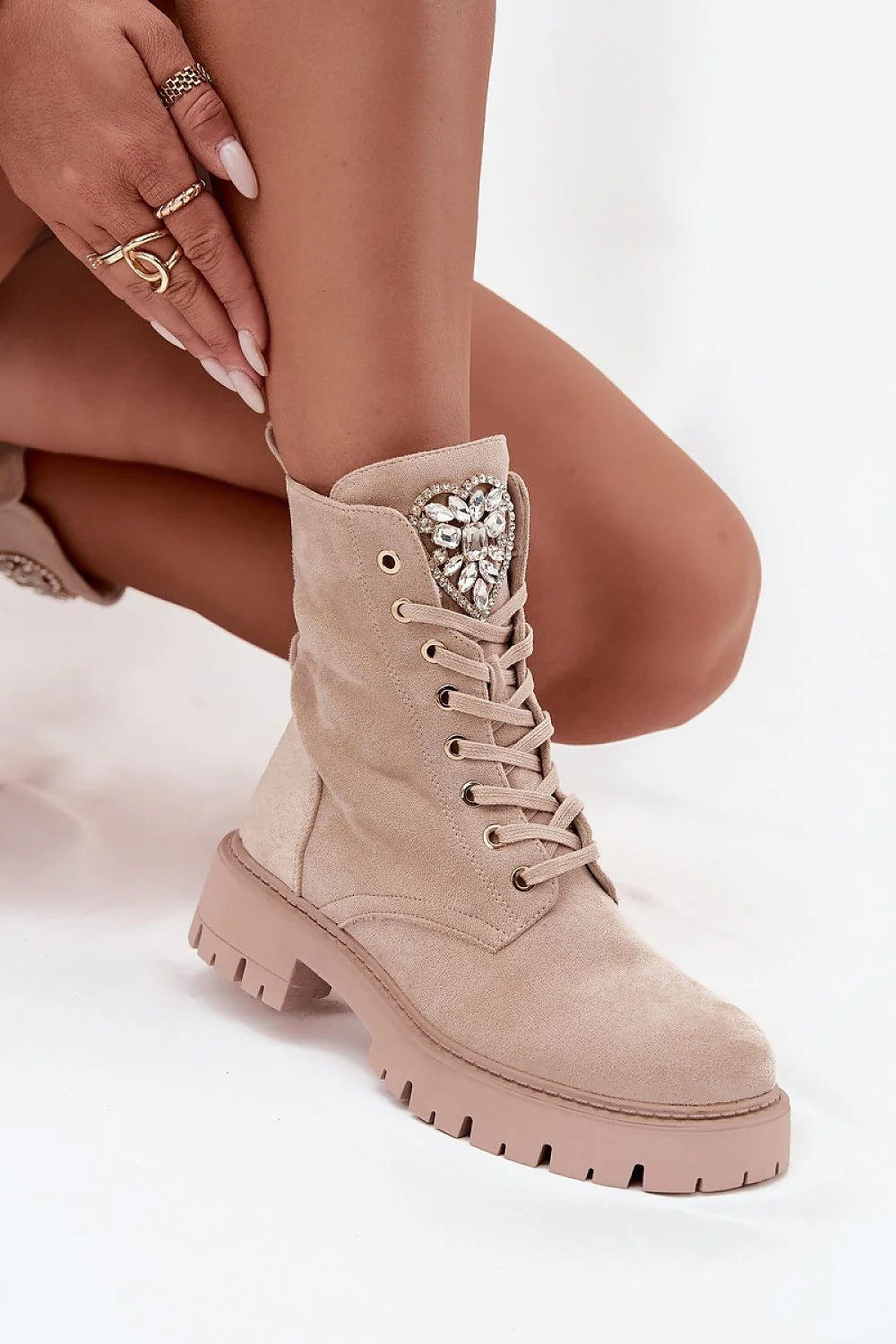 bottines rangers femme montantes suédine beige nude semelle plateforme crantée épaisse bout rond laçage œillets dorés bijou cœur strass zippée