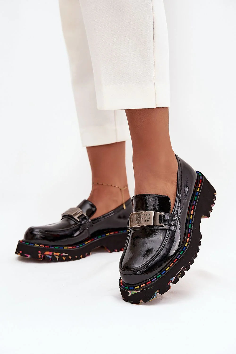 mocassins femmes Artiker cuir verni noir slipon loafers plaque metallique gravee sangle plateforme crantee caoutchouc semelle multicolore surpiqures contraste antiderapante
