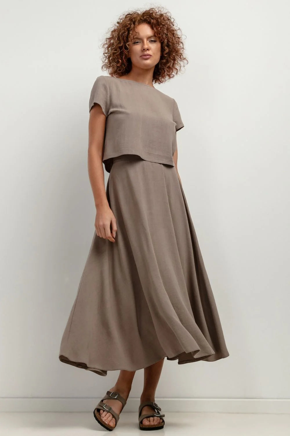 Chemisier Tessita en lin et viscose style minimaliste couleur taupe manches courtes coupe évasée robe midi femme occasionnels