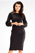 robe fourreau midi noire coupe crayon ajustée encolure bateau manches longues bouffantes poignets boutonnés taille cintrée tissu satiné tombé structuré