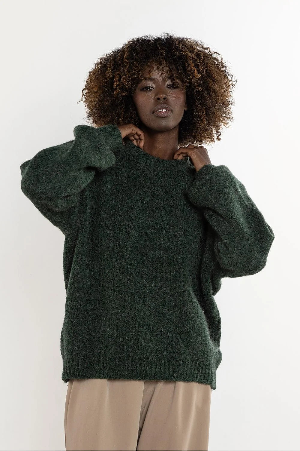 pull femme oversize maille épaisse duveteuse vert forêt chiné col rond bordcôtes manches bouffantes épaules tombantes coupe ample cachemire laine