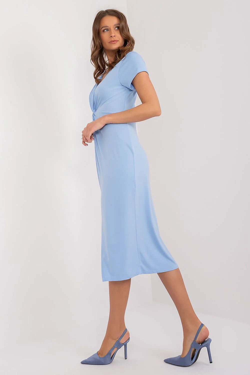 Robe de jour élégante en tissu léger bleu pastel col V profond manches courtes évasées taille cintrée avec nœud femme
