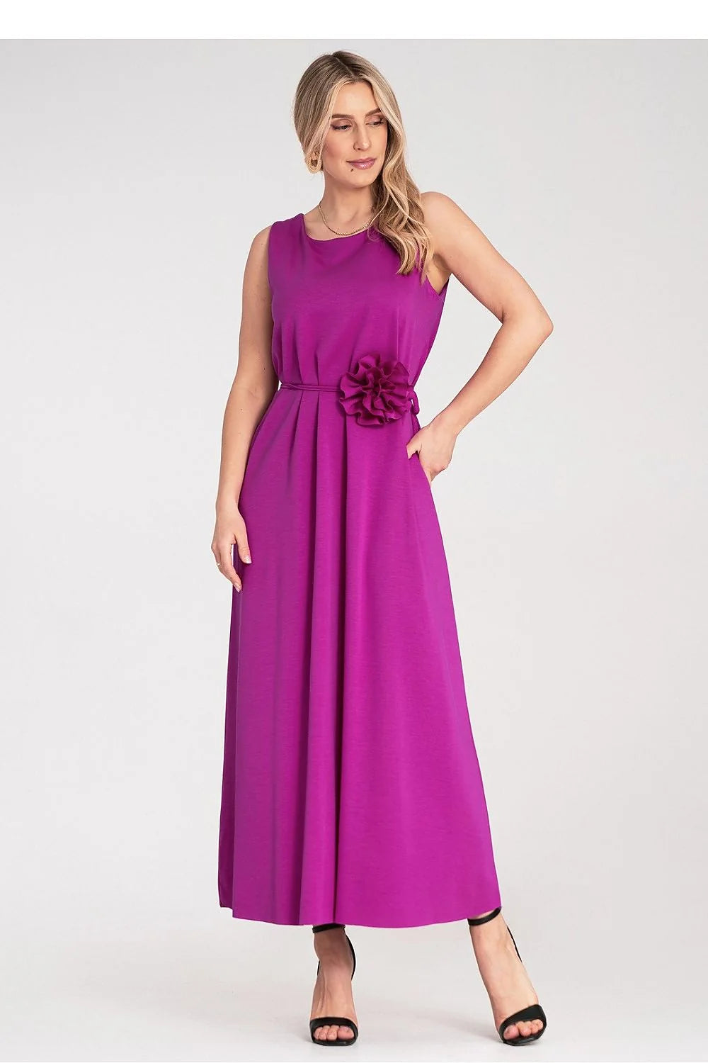 robe longue maxi fuchsia sans manches encolure ronde taille marquée ceinture fine fleur décorative tissu fluide doux poches latérales élégante