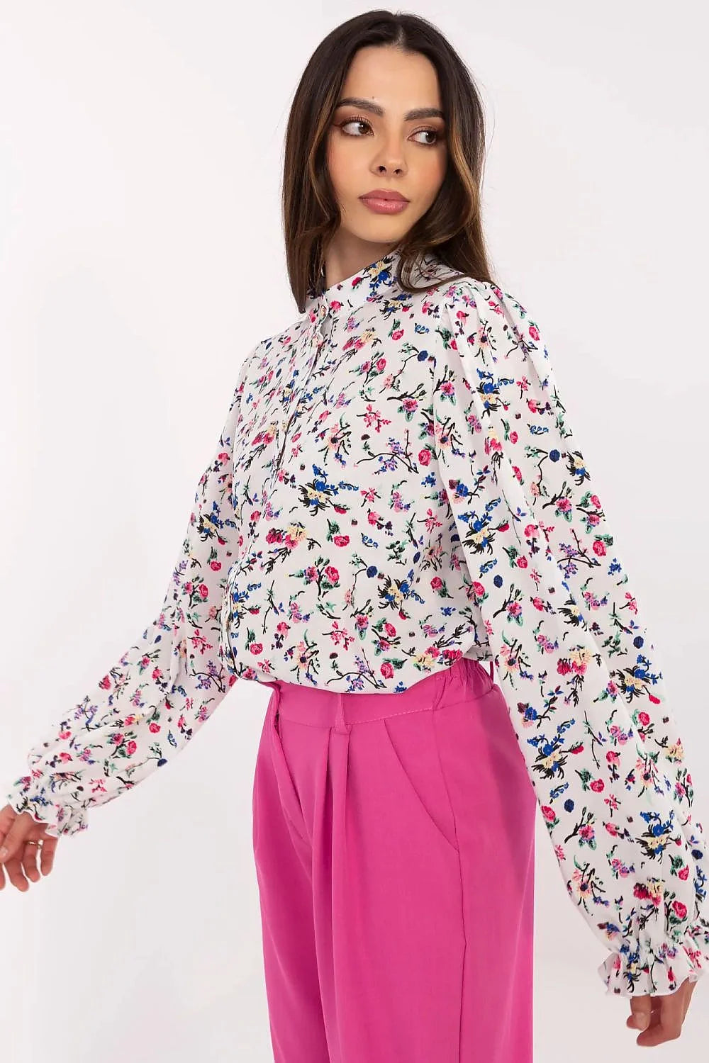 Chemise manche longue Lakerta imprimé floral rose bleu vert tissu léger visage fluide coupe ample col montant boutons discrets