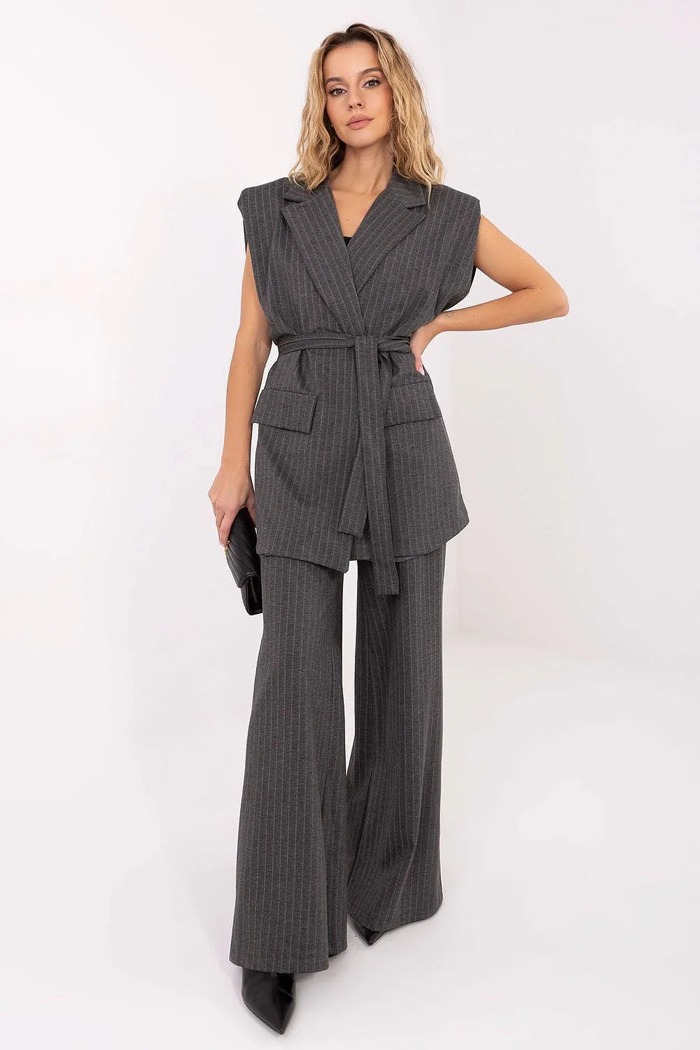 gilet blazer femme tailleur ceinturé sans manches gris anthracite fines rayures verticales épaules structurées poches rabat