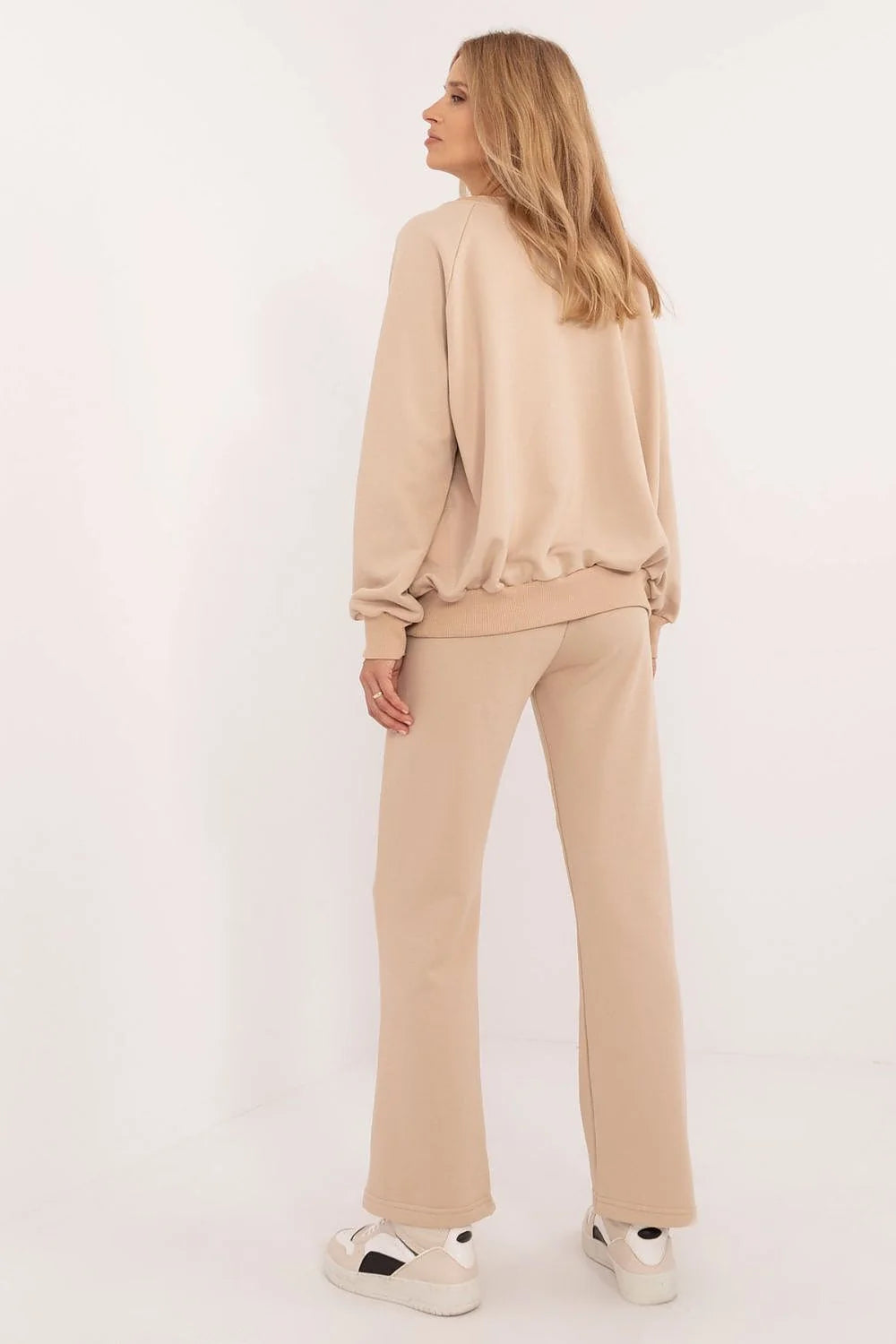 Ensemble casual femme sweatshirt et pantalon coupe droite couleur beige matériau coton polyester confort durable style sportif mode décontractée