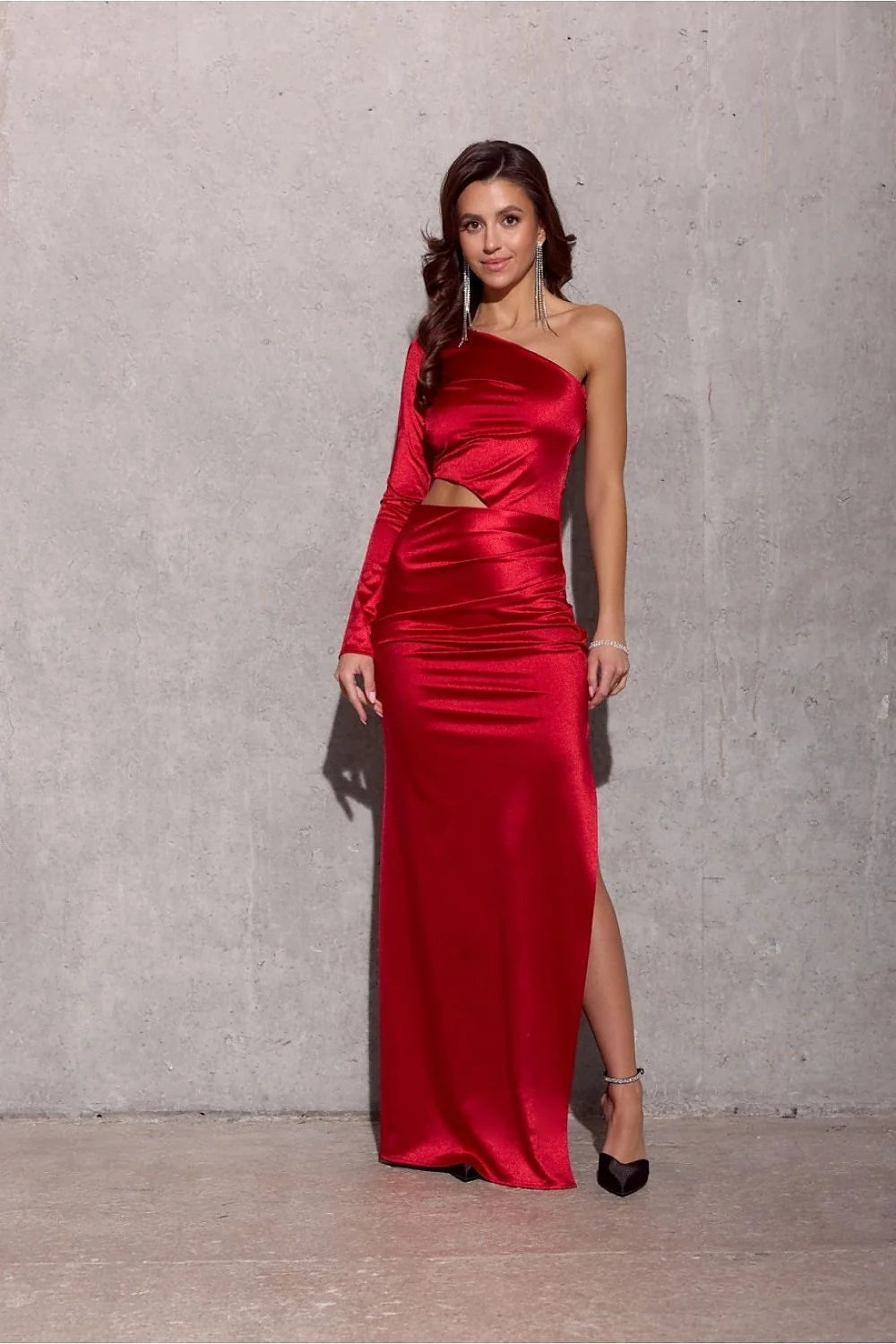Robe longue élégante pour femme, style asymétrique, manche longue, épaule nue, tissu satiné rouge vif, fente haute, occasion soirée