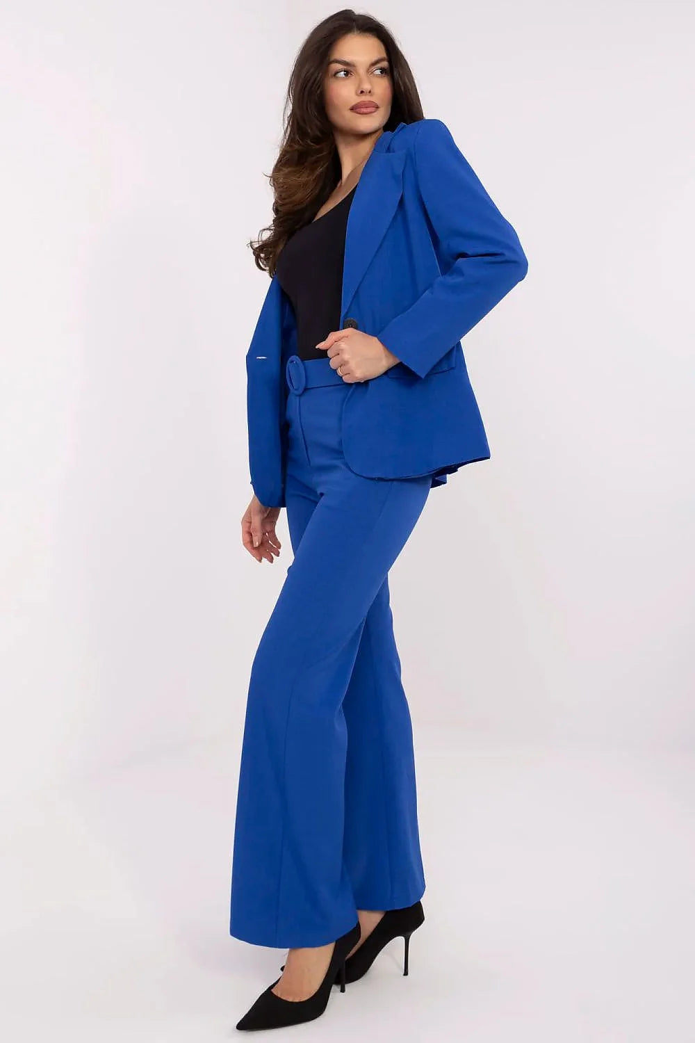 Costume femme tailleur Italie Moda veste pantalon bleu électrique coupe évasée taille haute épaulettes discrètes style moderne professionnel