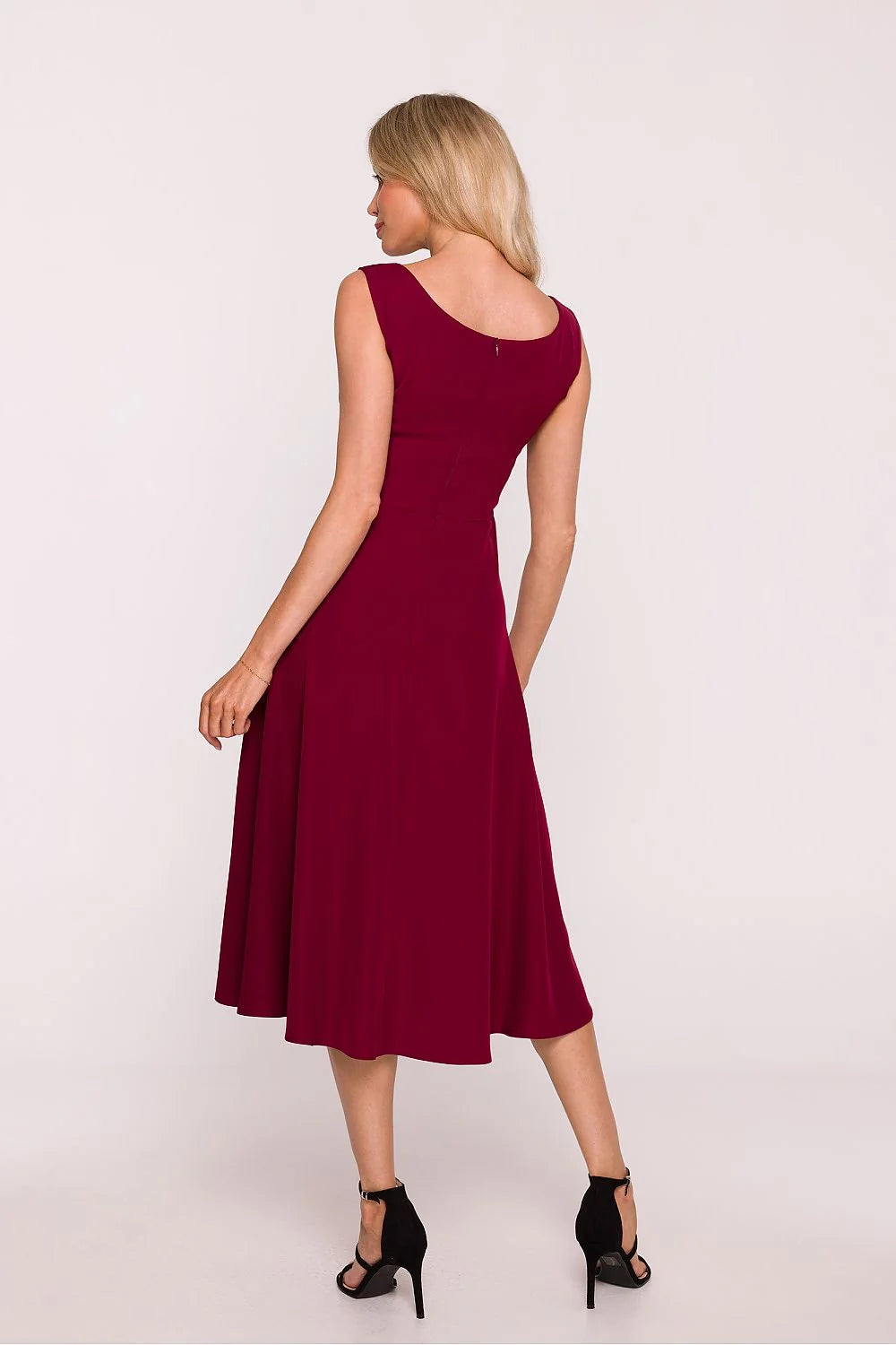 robe soirée midi bordeaux sans manches encolure ronde taille cintrée jupe évasée tombé fluide finition satinée légère éclat minimaliste élégante
