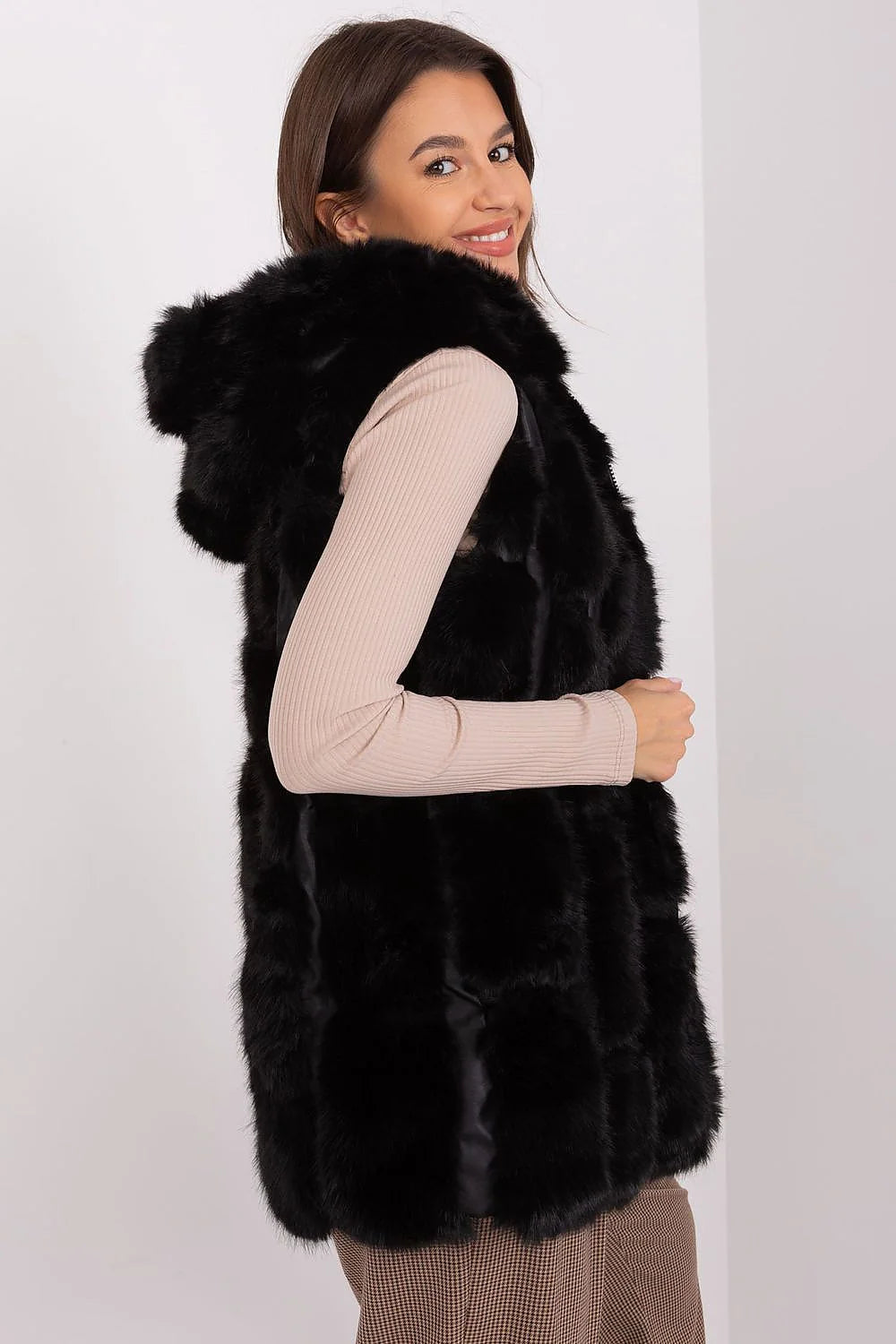 Gilet en fourrure synthétique noir sans manches élégant et chaud pour femme, coupe ample, détails luxueux, occasions多种