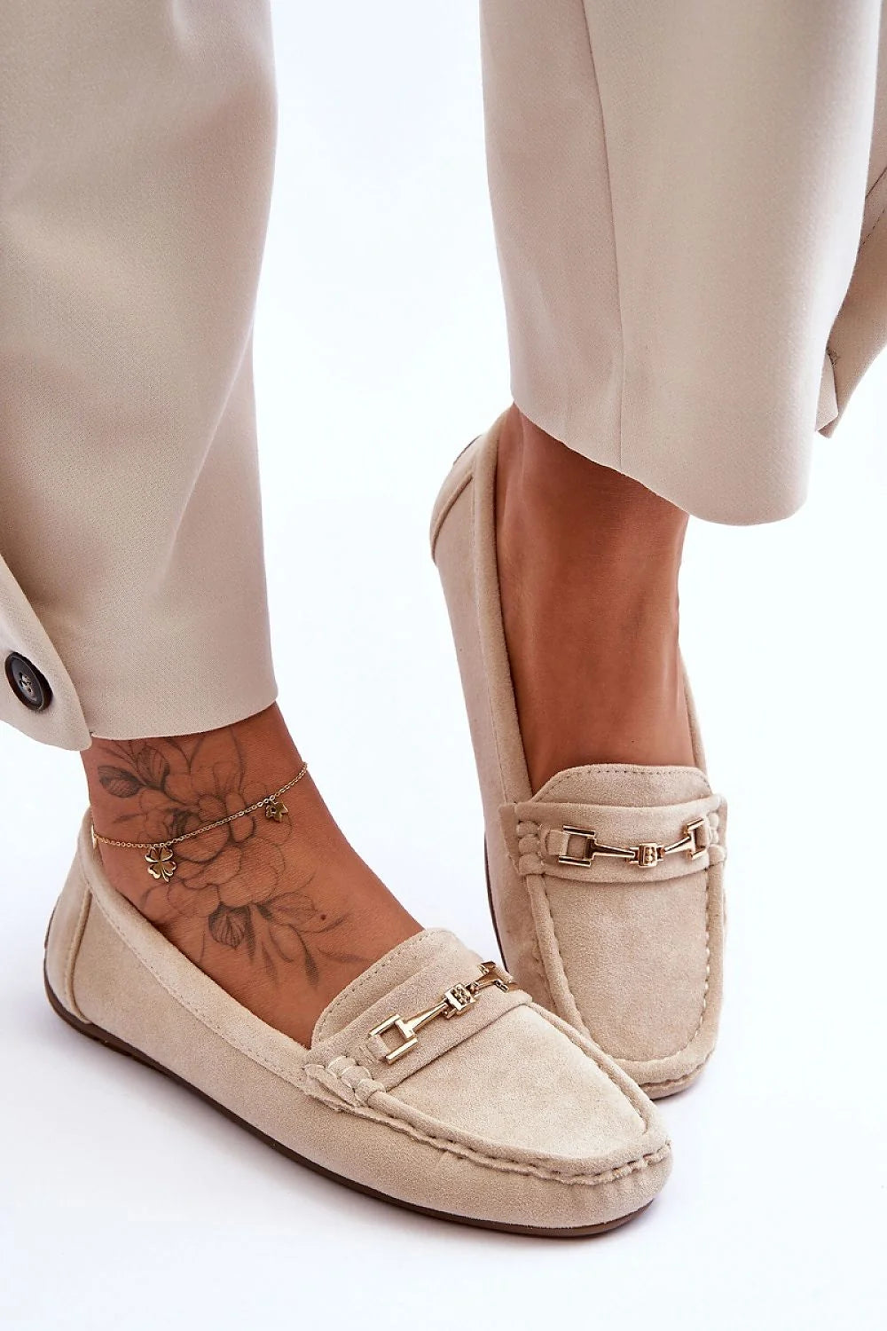 Mocassins femmes design élégant classique tige daim beige finitions métalliques dorées motif géométrique taille ajustable confortable occasion quotidienne formelle