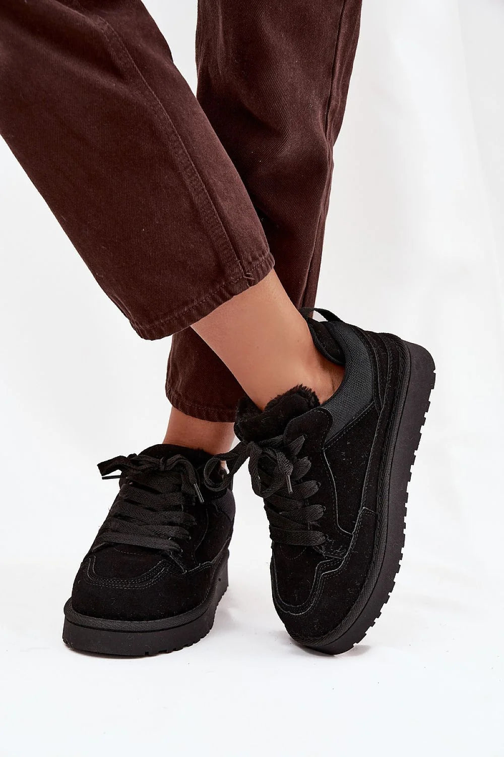 sneakers femme suédine écologique noir chunky plateforme semelle crantée caoutchouc lacets plats col rembourré intérieur fourré confortable chaud
