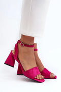 sandales talon bloc haut suédine fuchsia rose femme bout ouvert bride large avant cheville réglable boucle argentée