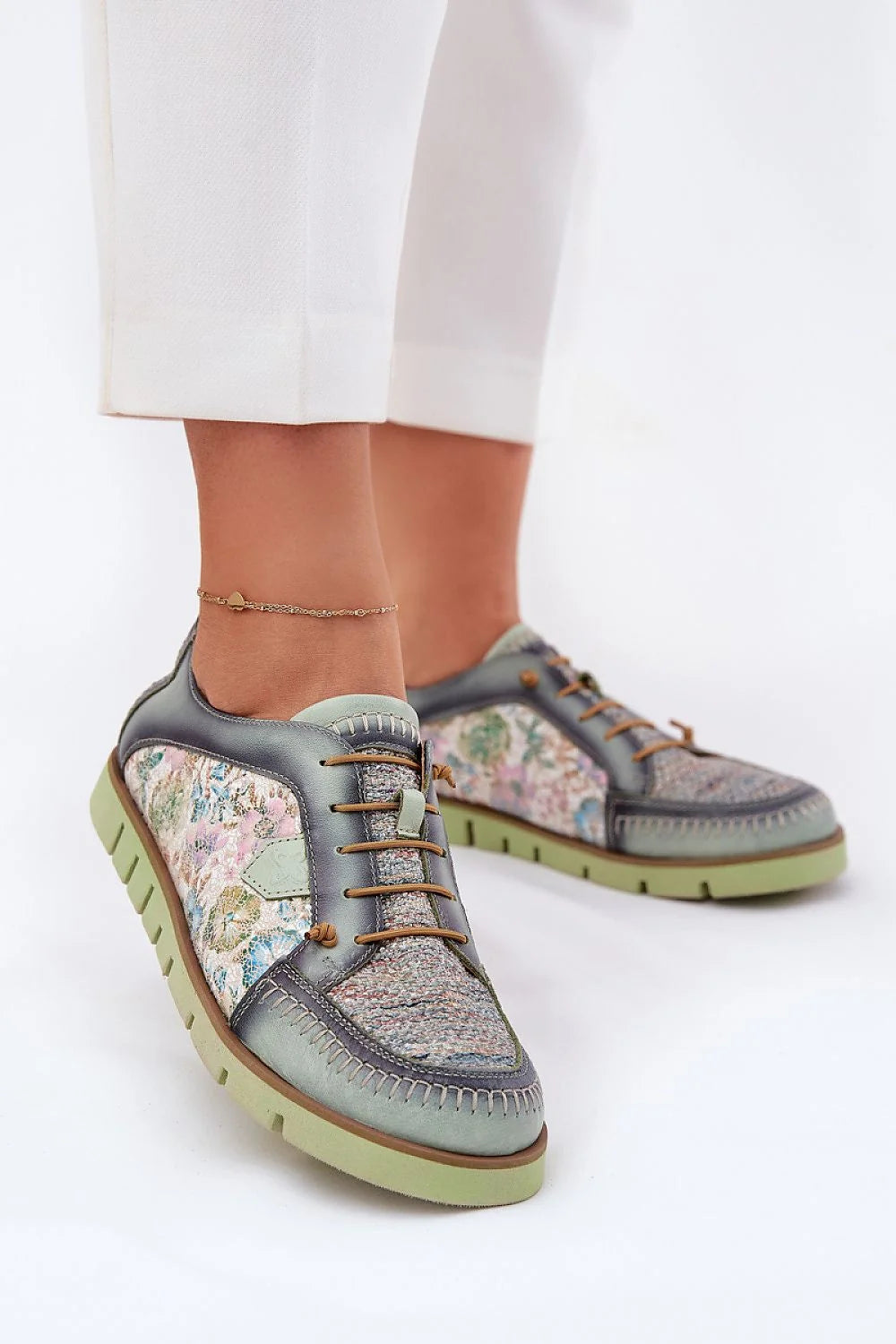 Chaussures basses femmes style original Maciejka cuir naturel motifs floraux bleu rose beige lacets bruns confort quotidiien