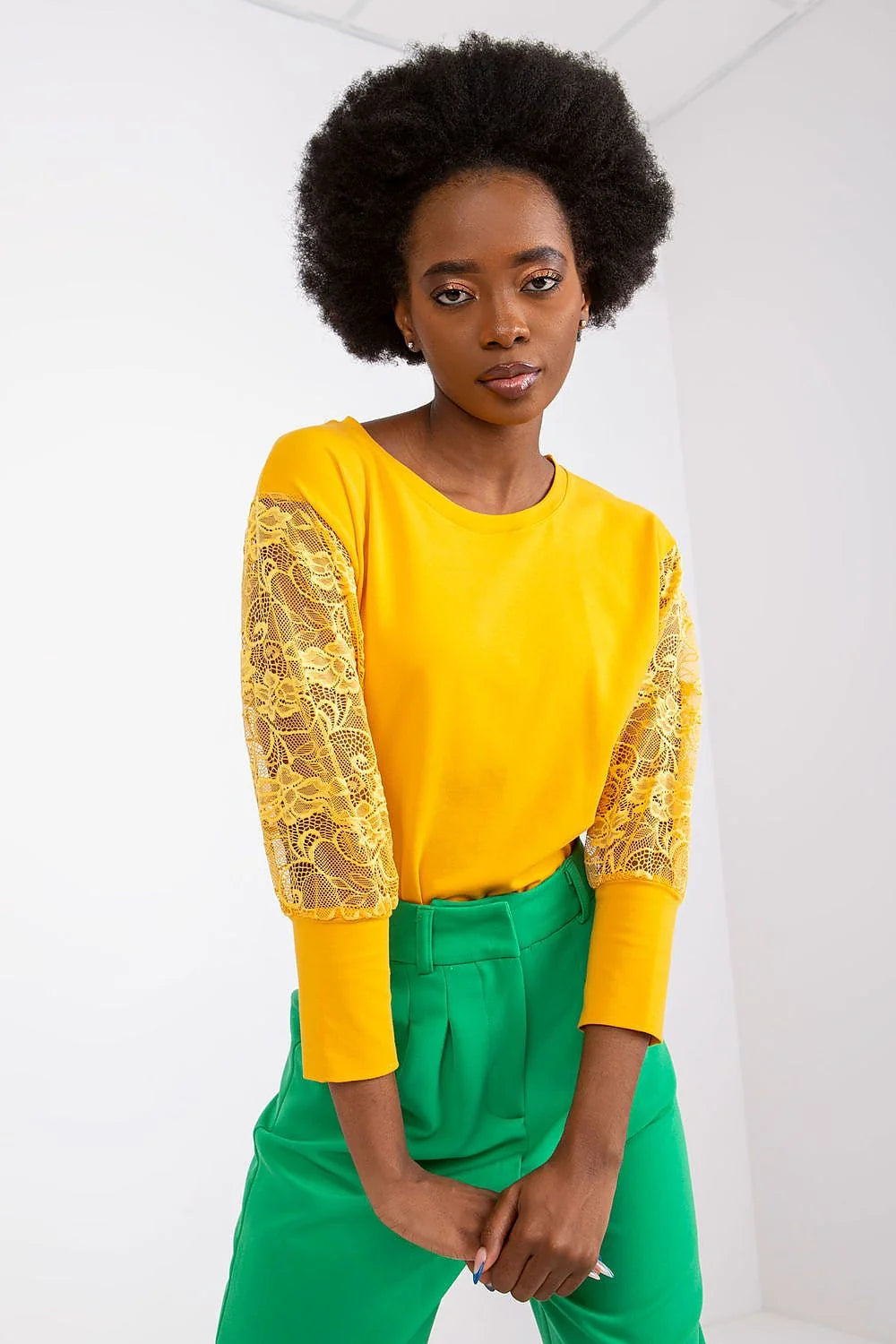 Chemisier Rue Paris haut en dentelle manches longues couleur jaune éclatant pantalon vert vif taille haute plis coupe large femme