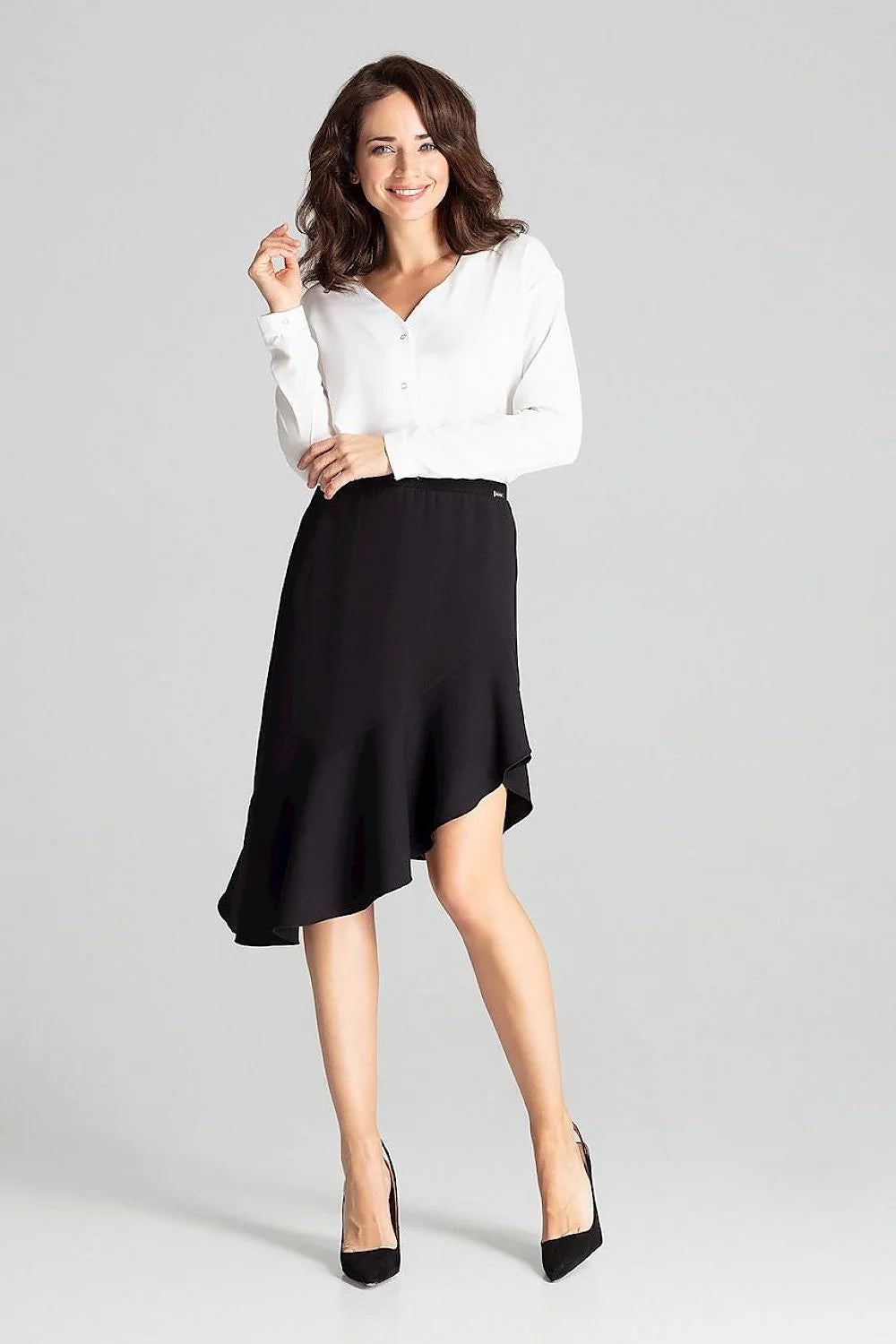 Blouse en polyester blanc et jupe grise asymétrique élégante pour look professionnel féminin chic