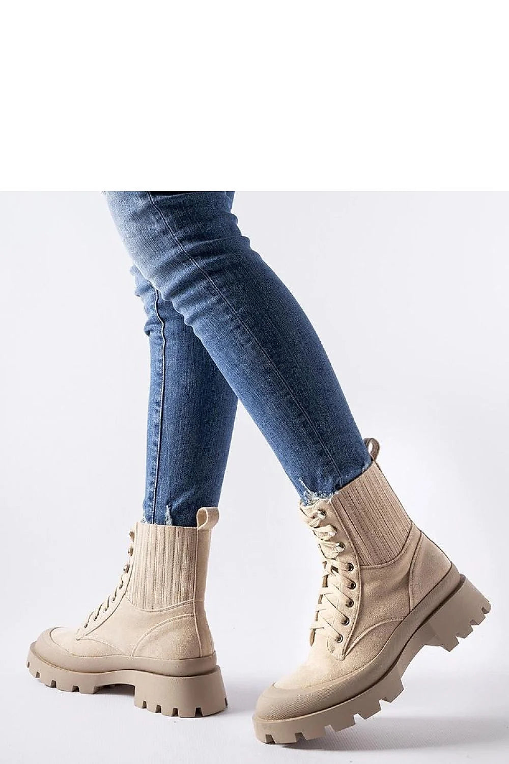 Bottes pour femmes design moderne militaire urbain beige éco-suède lacets métalliques semelle épaisse caoutchouc couleur unie style robuste fonctionnel look élégant décontracté