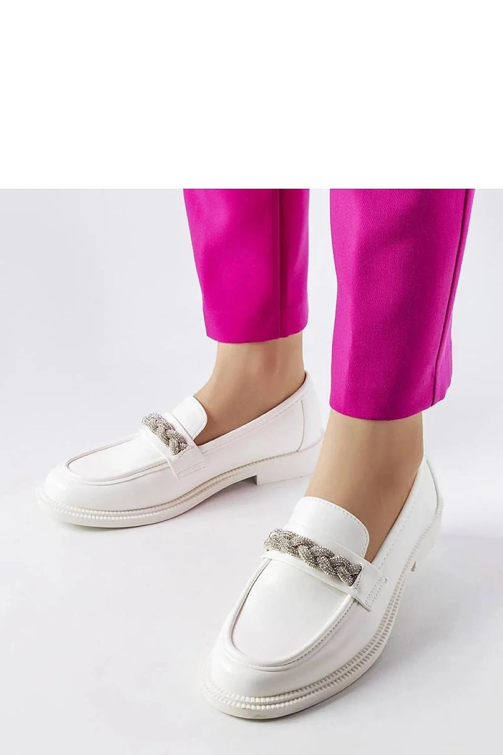 Mocassins blancs femme cuir écologique design élégant détails métalliques tassels argentés semelles synthétiques confortables occasion quotidienne soirées été