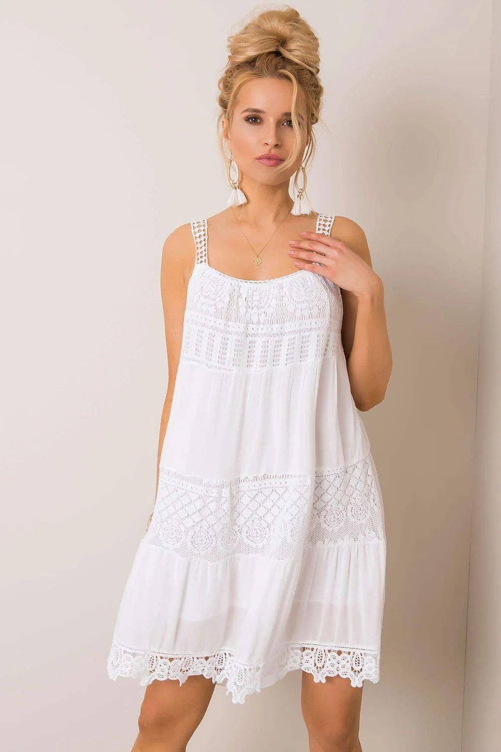 Robe de jour Och Bella, design fluide, dentelle floral, coupe ample, sans bretelles, viscose 100%, été, femme, occasion décontractée, sortie, robe courte, style boho-chic, robe noire, confort optimal