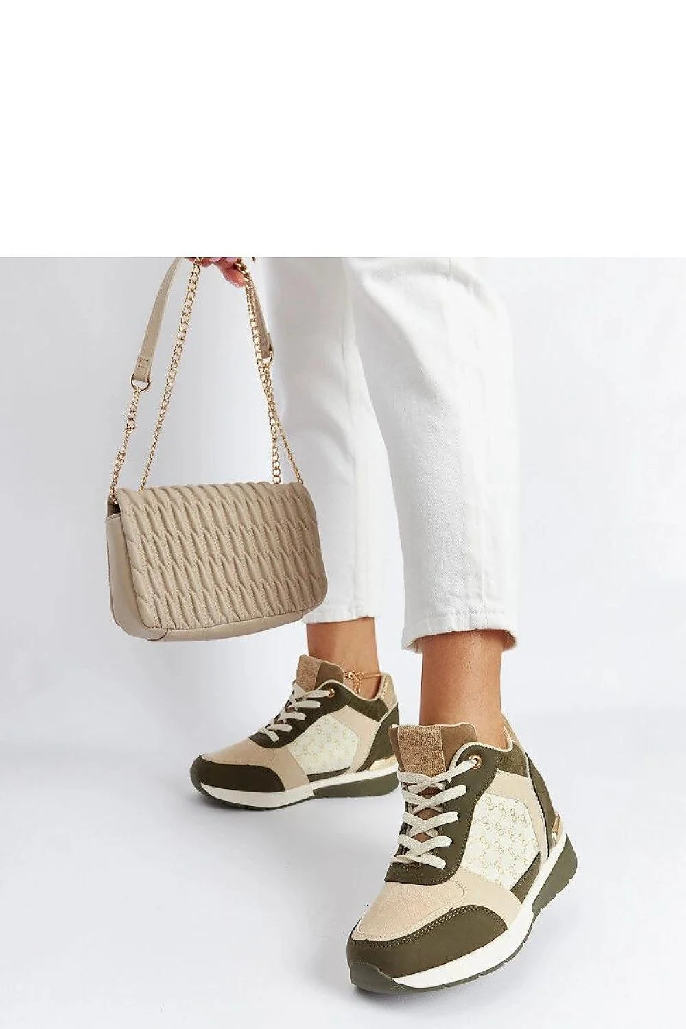 Baskets plateforme design moderne cuir écologique effet daim semelle verte lacets métalliques dorés femme