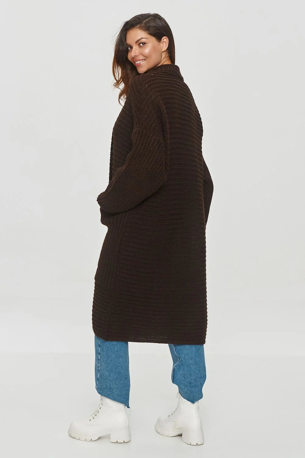 Cardigan Makadamia long oversize pour femme en maille marron foncé manches larges poignets côtelés poches latérales style décontracté hiver
