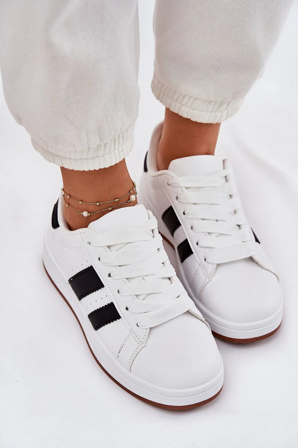 Chaussures de sport tendance pour femmes en simili cuir blanc et noir, semelle amortie, style classique, confort maximal, baskets modernes