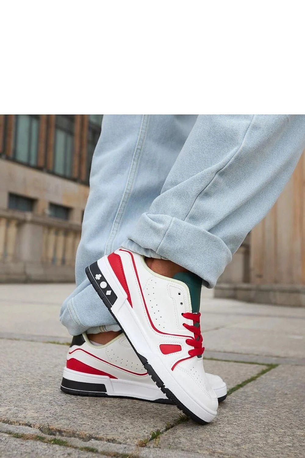 Baskets mode femme design sportif moderne couleur multicolore semelle rouge languette verte caoutchouc durable lacets rouge occasions urban casual