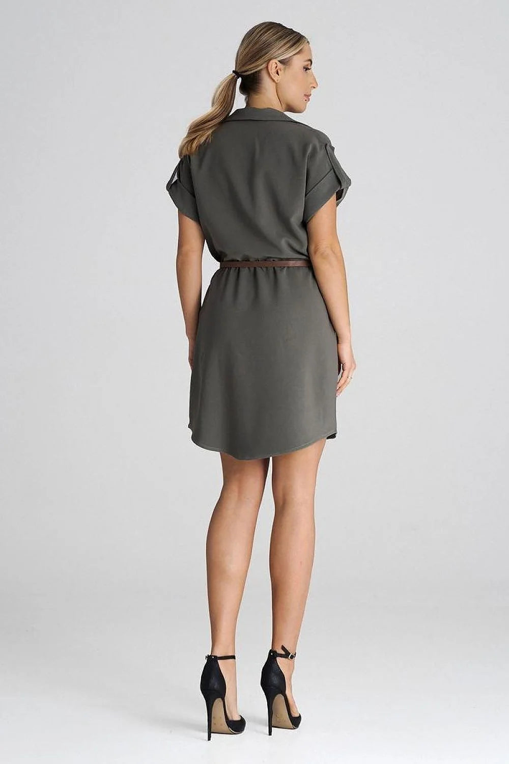 Robe de jour élégante pour femme en tissu fluide, coupe droite, ceinture marron, style casual-smart, coloris gris foncé ou kaki, facile à assortir