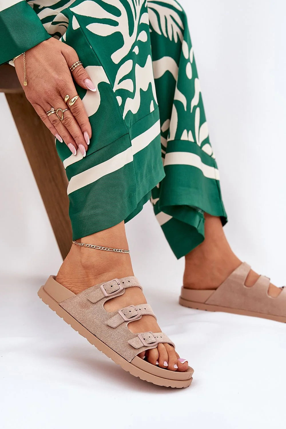 sandales femme cuir suédé beige ajustables larges sangles boucles confortables semelle profilée mousse mémoire antidérapante crantée bout ouvert décontractées chic