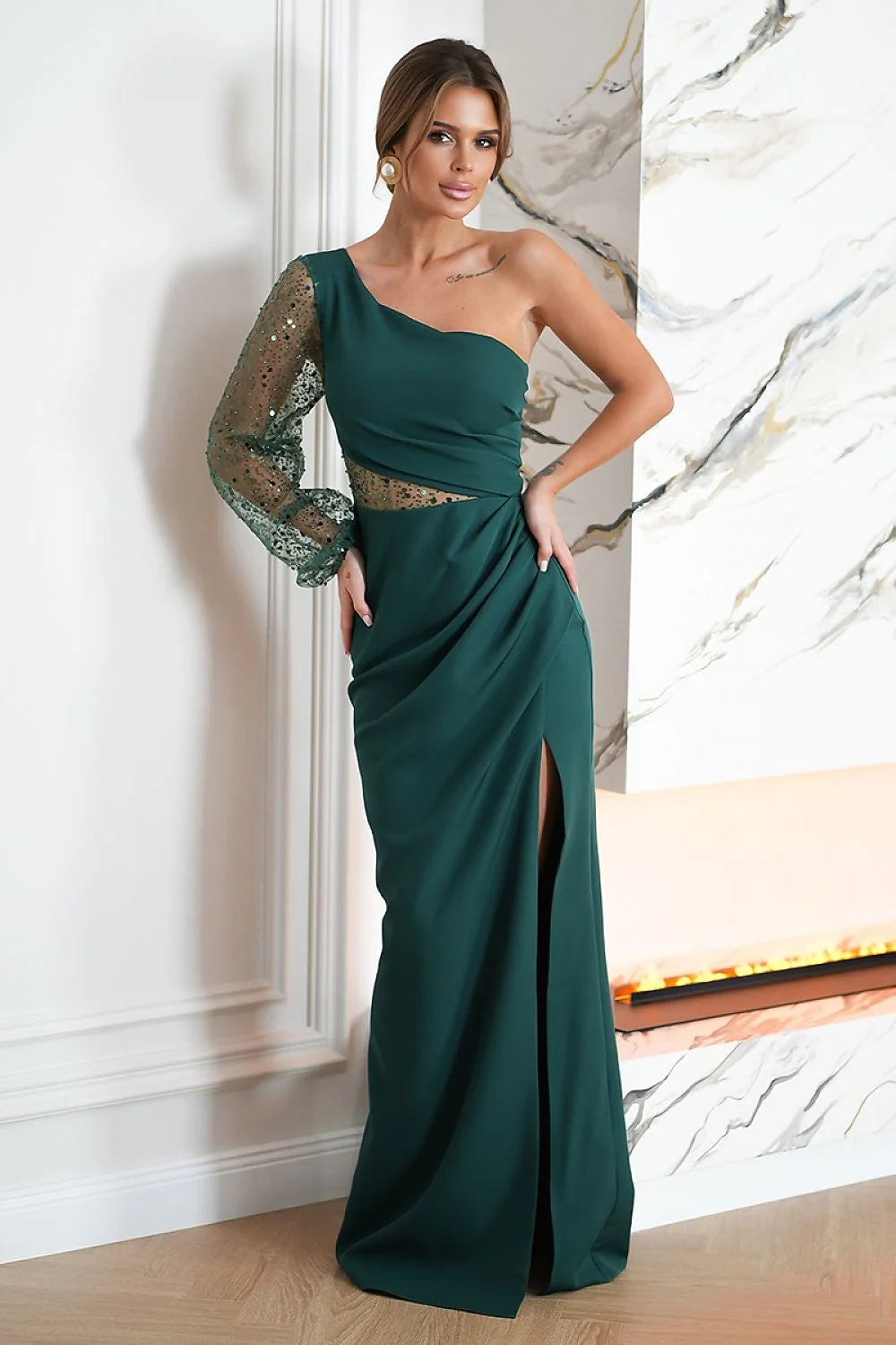 Robe longue élégante asymétrique manche pailletée épaule nue fente haute vert émeraude soirée mariage bal femme