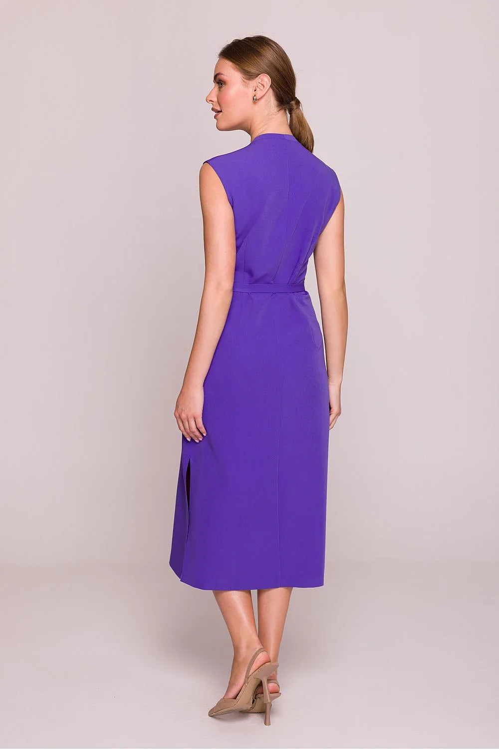 Robe de jour Stylove sans manches col V taille ajustable ceinture violette éclatante tissu lisse élastique midi élégance moderne femmes
