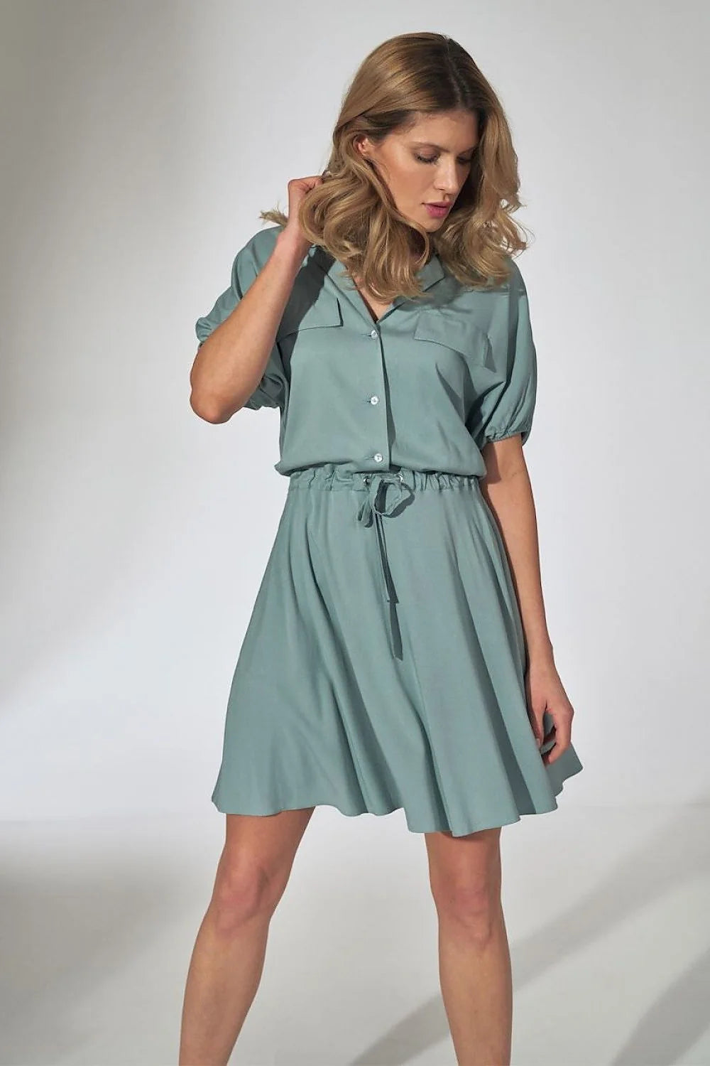 Robe satinée élégante rose saumon manches bouffantes col classique ceinture intégrée style raffiné femme