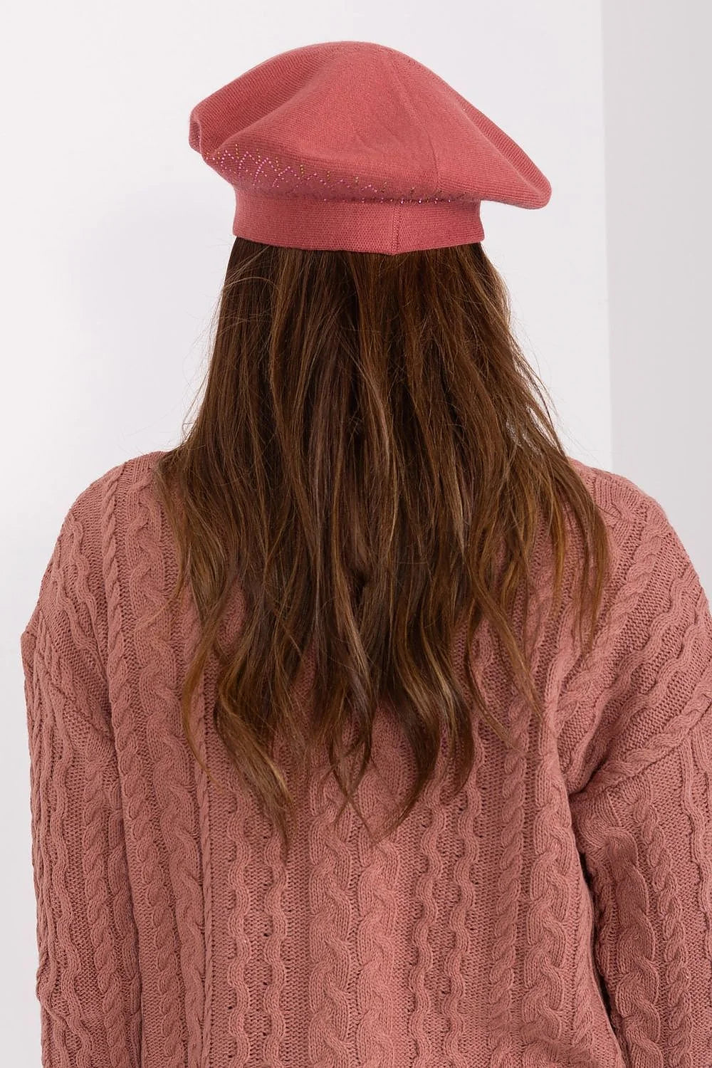 Béret AT en laine acrylique coton cachemire design classique losanges scintillants vieux rose coordonné avec ensemble maille torsadée chic femme