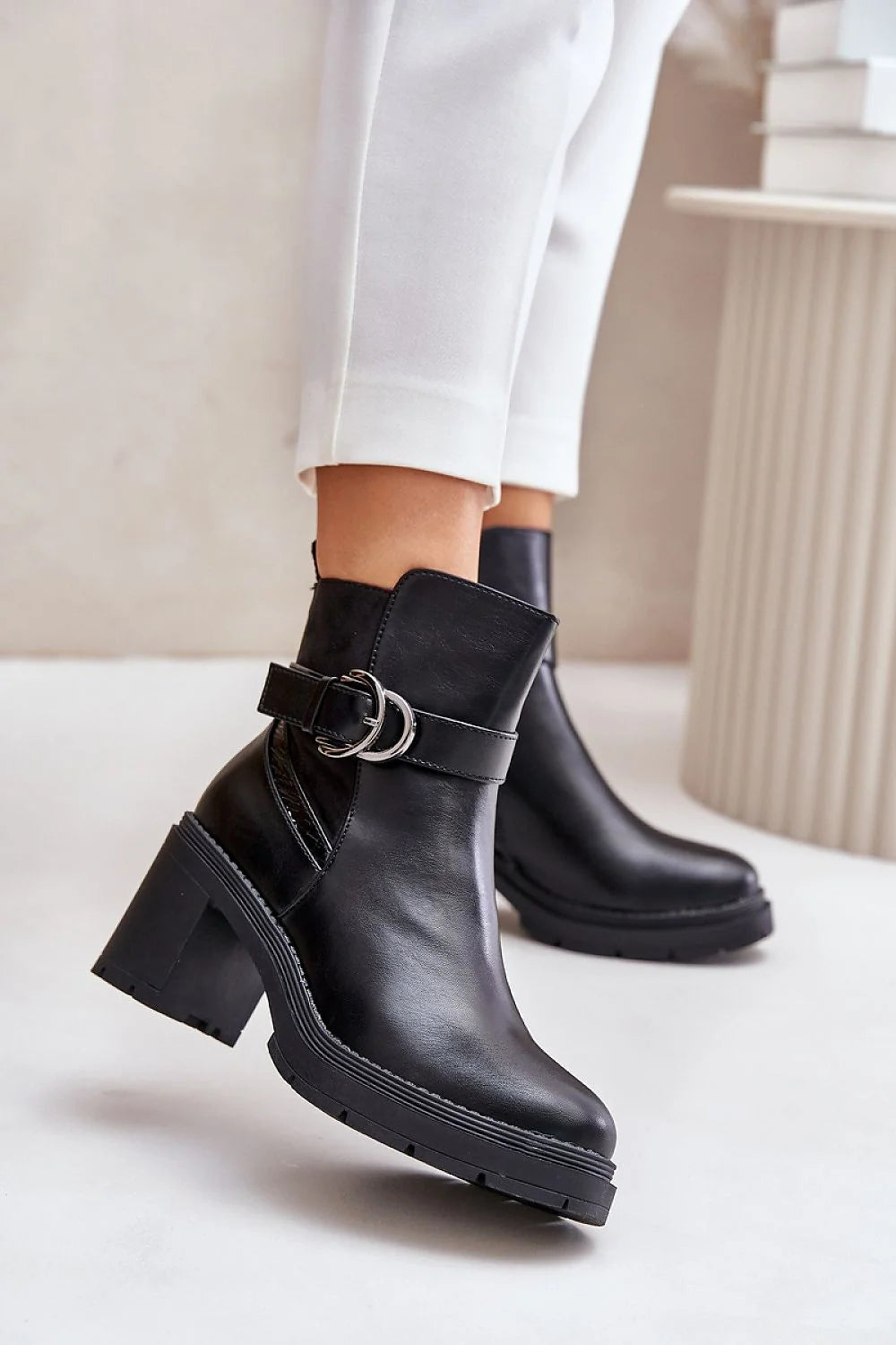 Bottines femmes modernes élégantes cuir noir talon aiguille boucle métal argenté fermeture glissière intérieur chauffant doublure éco-friendly mode automne hiver